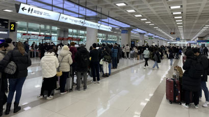 제주 이틀째 결항에 3만명 고립…빙판길 자동차 저수지 빠져 사망