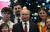 블라디미르 푸틴 러시아 대통령이 22일(현지시간) 러시아 모스크바 마네즈 전시관에서 한 행사에서 러시아 청소년들과 만나 사진 촬영을 하고 있다. EPA=연합뉴스