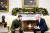 21일 미국 백악관 대통령 집무실에서 회담하는 조 바이든 대통령(오른쪽)과 볼로디미르 젤렌스키 우크라이나 대통령. 바이든은 185억 달러 규모의 추가 군사 지원 계획을 밝혔다. [AFP=연합뉴스]