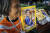 한 태국인이 지난 19일 방콕에서 팟차라끼띠야파 공주 초상화를 들고 쾌유를 빌고 있다. EPA=연합뉴스