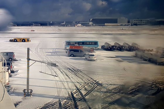 제주공항 항공편 대부분 운항 정상화…공항엔 표 구하기 전쟁 | 중앙일보