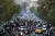 지난 9월 21일 이란 테헤란에서 마흐사 아미니를 추모하는 이란 시위대가 경찰과 충돌하고 있다. EPA=연합뉴스