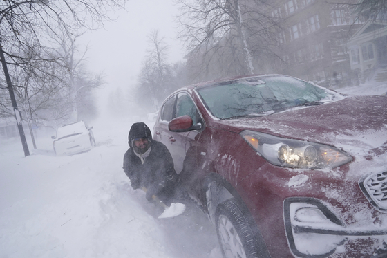 車수백대 밤새 가둔 겨울폭풍…뉴욕 116년만에 '최악의 이브'