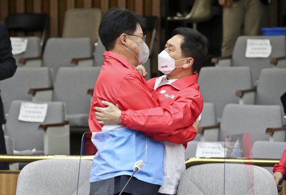 지난 1월 당시 국민의힘 원내대표였던 김기현 의원과 장제원 의원이 당 원내대책회의에서 껴안으며 인사하고 있다. 뉴스1