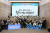 지난 20일 서울 강남구 ‘삼성청년SW아카데미’ 서울캠퍼스에서 열린 ‘SSAFY’ 7기 수료식에 참석한 수료생들과 관계자들이 기념 촬영하고 있다. 사진 삼성전자