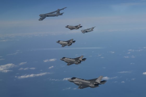 20일 한미 연합공군훈련을 위해 한반도 인근에 전개한 미국 전략폭격기 B-52H, C-17과 한국 공군의 F-35A가 비행하고 있다. 사진 국방부 