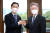 지난해 6월 김경수 당시 경남지사(왼쪽)와 이재명 경기지사가 경남 창원시 의창구 경남도청에서 열린 정책협약식에서 주먹인사를 하고 있다. 송봉근 기자