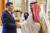 무함마드 빈 살만 사우디아라비아 왕세자(오른쪽)가 지난 12일 사우디 리야드에서 열린 걸프협력회의(GCC) 정상회의에서 시진핑 중국 국가주석과 악수하고 있다. AP=연합뉴스