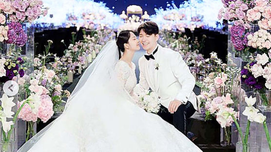 박수홍, 23세 연하 아내와 결혼식 사진 공개…"기적같은 나날"