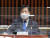 노웅래 더불어민주당 의원이 지난 23일 밤 국회에서 열린 의원총회에 참석해 자리에 앉아 있다. 연합뉴스