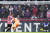 토트넘 골키퍼 포스터 맞고 나온 공을 브렌트포드 야넬트(왼쪽)가 무릎을 갖다대 밀어넣었다. AP=연합뉴스