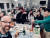 지난 23일(현지시간) 미국 뉴욕주 버펄로 인근에서 폭설에 고립된 한국 관광객들을 집으로 불러 2박3일을 함께 보낸 알렉스 캠파냐(왼쪽)가 다같이 준비한 식사를 마친 뒤 기념촬영을 하고 있다. 알렉스 캠파냐 