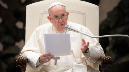 프란치스코 교황 "전임 베네딕토 16세, 매우 아파…기도해달라"