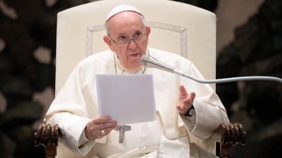 프란치스코 교황 "전임 베네딕토 16세, 매우 아파…기도해달라"