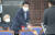 노웅래 더불어민주당 의원이 28일 서울 여의도 국회에서 열린 의원총회에 참석해 의원들과 인사하고 있다. 뉴스1