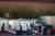 27일(현지시간) 미국 텍사스주 접경 도시 엘파소에 있는 한 컨벤션센터에서 이민자들이 샤워를 하기 위해 줄을 서 대기하고 있다. EPA=연합뉴스