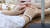 국립암센터 호스피스완화의료센터의 한 치료사가 말기 환자의 손을 잡고 있다. 사진 국립암센터