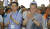2019년 7월 30일 경남 거제시 저도를 함께 방문한 당시 문재인 대통령(오른쪽)과 김경수 경남도지사. 연합뉴스