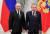 블라디미르 푸틴 러시아 대통령(왼쪽)과 러시아 석유 대기업 루코일의 수장 라빌 마가노프(오른쪽)가 2019년 크렘린궁에서 함께 한 모습. 마가노프는 지난 9월 의문의 추락사를 당했다. AFP=연합뉴스 
