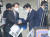 노웅래 더불어민주당 의원이 28일 서울 여의도 국회에서 열린 의원총회에 참석해 의원들과 인사하고 있다. 뉴스1