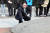 28일 0시 대통령 특별사면으로 출소한 김경수 전 경남지사가 이날 김해 봉하마을 노무현 전 대통령 묘소를 참배하고 있다. 송봉근 기자