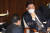 이재명 더불어민주당 대표(오른쪽)가 28일 국회에서 박홍근 원내대표와 대화하고 있다. 이 대표는 이날 ‘성남FC 후원금 의혹’ 관련 검찰의 소환통보를 받았지만 응하지 않았다. 장진영 기자