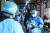 지난달 7일 오후 서울 송파구보건소에 마련된 신종 코로나바이러스 감염증(코로나19) 선별진료소에서 의료진이 검사 받으러 온 시민을 안내하고 있다.  뉴스1