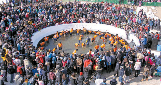 [새해 새 희망 역동하는 강원도] 13년 연속 관광객 100만 명 돌파…‘산천어축제’ 3년 만에 다시 열린다