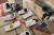 23일 중국 남서부 대도시 충칭의 제5인민병원에 코로나 확진 환자들이 몰리자 로비에 마련된 침상에 누워 있다. AFP=연합뉴스
