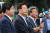 2016년 당시 이재명 성남시장(가운데)가 광화문에서 기자회견을 하고 있다. 왼쪽에는 염태영 당시 수원시장, 오른쪽은 채인석 당시 화성시장. 연합뉴스