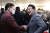 권성동 국민의힘 의원이 29일 여의도 중앙보훈회관에서 열린 송년회에서 당원들과 인사하고 있다. 권성동 캠프