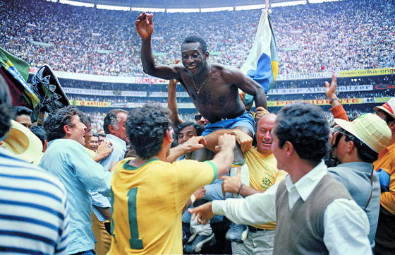 1970년 멕시코월드컵에서 브라질의 우승을 이끌고 팬들 사이에서 환호하는 펠레. AP=연합뉴스
