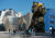 프랭크 게리가 설계한 스페인 빌바오의 구겐하임 미술관. 앞에 제프 쿤스의 거대한 작품 '퍼피(강아지)'가 보인다. [AFP=연합뉴스]