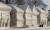 28일(현지시간) 캐나다 온타리오주 포트 이리의 이리호 연안 '크리스털 비치' 마을에서 주민들이 얼음에 뒤엎인 주택 앞을 지나가고 있다. AFP=연합뉴스