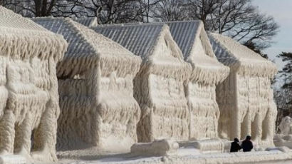 얼음 조각집 아니었어? 美눈폭풍 번진 캐나다 마을 충격 실태