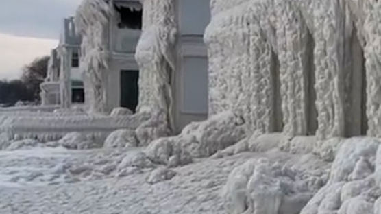 얼음 조각집 아니었어? 美눈폭풍 번진 캐나다 마을 충격 실태