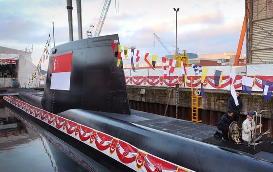 지난 13일 독일 홀슈타인주 킬에서 열린 싱가포르 해군 잠수함 2척의 진수식 행사에서 리셴룽 싱가포르 총리가 새 잠수함에 탑승하고 있다. 사진 리셴룽 총리 트위터 캡처