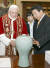 2007년 로마 바티칸 교황청을 공식 방문한 노무현 대통령이 교황 베네딕토 16세를 만나 고려 상감청자를 선물한 뒤 자기에 대해 설명하고 있다. 중앙포토