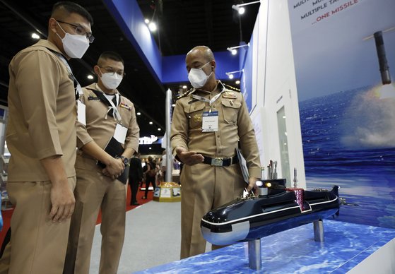 지난 8월 태국 방콕에서 열린 국제 방위산업 전시회에서 태국 해군 관계자들이 러시아의 아무르급 잠수함 모형을 상펴보고 있다. EPA=연합뉴스