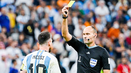 월드컵 8강서 경고 16장 쏟아낸 심판, 스페인서 또 16장 줬다