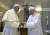 지난 2017년 바티칸에서 프란치스코 교황(왼쪽)과 베네딕토 16세 명예교황이 만나 손을 맞잡고 이야기를 나누고 있다. AP=연합뉴스