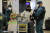 중국 베이징에서 입국한 한 여성(가운데)이 지난달 31일 스페인 아돌포 수아레스 마드리드 바라하스 공항에서 코로나19 관련 방역 규제를 안내받고 있다. AFP=연합뉴스