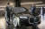 지난해 12월 17일 인천 영종도에 있는 BMW 드라이빙 센터에서 이재용 삼성전자 회장(왼쪽)과 올리버 집세 BMW 회장이 삼성SDI의 최첨단 ‘P5’ 배터리셀이 적용된 BMW의 전기차 ‘i7’을 살펴보고 있다. 사진 삼성전자