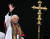 베네딕토 16세 전 교황이 지난 2005년 바티칸에서 교황으로 선출된 뒤 신자들에게 손을 흔들고 있다. AP=연합뉴스