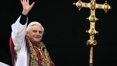 콘클라베 없는 초유의 ‘명예교황 장례’…프란치스코 교황이 5일 장례미사