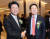국민의힘 장제원 의원(왼쪽)과 김기현 의원이 지난달 26일 오후 부산롯데호텔에서 열린 부산혁신포럼 2기 출범식에 참석해 악수를 하고 있다. 소위 김장연대가 이날부터 공식화됐다는 말이 나온다. 송봉근 기자