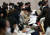 지난달 12일 오후 서울 광진구 세종대학교 광개토관에서 열린 '2023 대입 정시모집 대비 설명회'에서 수험생과 학부모들이 강사의 수능 결과 분석 및 대입 정시모집 대비 관련 설명을 듣고 있다. 뉴스1