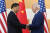 조 바이든 미국 대통령(오른쪽)과 시진핑 중국 국가주석이 2022년 11월 14일 인도네시아 발리에서 열린 G20 정상회의에 참석하기 전에 악수하고 있다. [AP=연합뉴스]