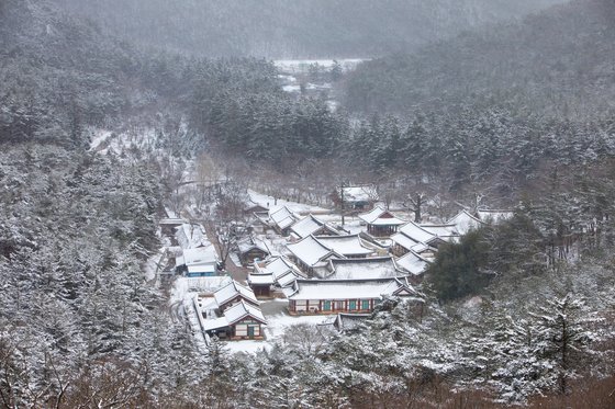 변산반도국립공원 안에 자리한 내소사. 올겨울 내소사에는 유난히 눈이 많이 내렸다. 사진 한국불교문화사업단