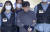 지난해 9월 서울 신당역 살해 피의자 전주환이 남대문경찰서에서 검찰로 이송되고 있다. 연합뉴스
